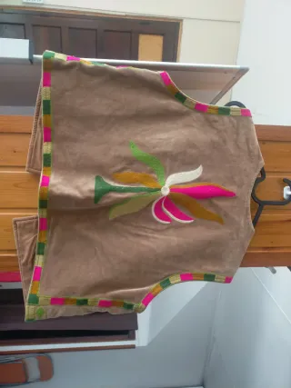 Chaleco de piel bordado multicolor