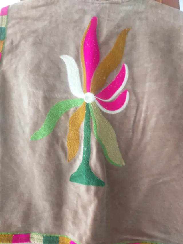 Chaleco de piel bordado multicolor