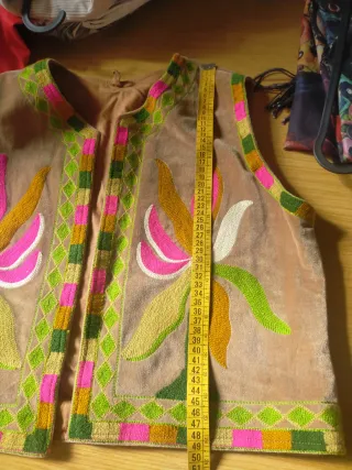 Chaleco de piel bordado multicolor