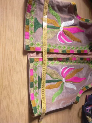 Chaleco de piel bordado multicolor