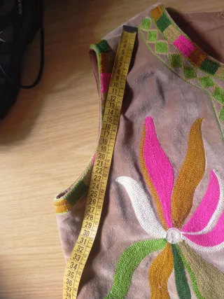 Chaleco de piel bordado multicolor