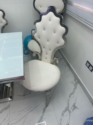 Silla de comedor blanca y plateada