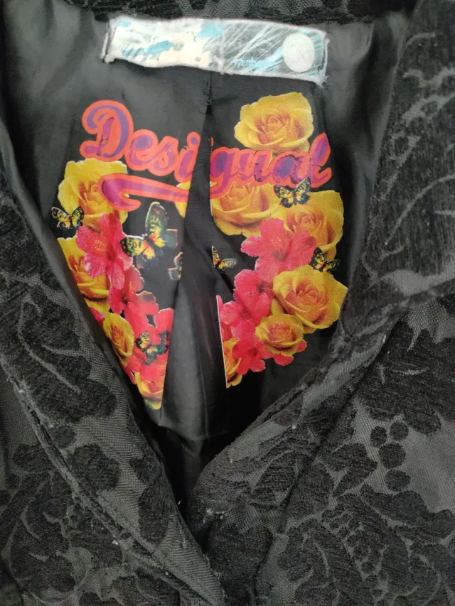 Cappotto nero lungo con decorazioni in rilievo