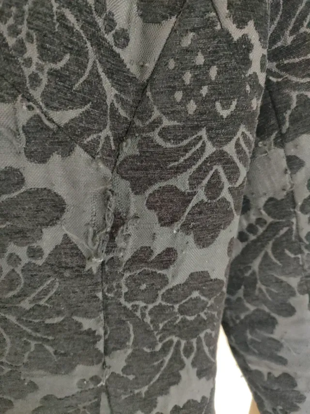 Cappotto nero lungo con decorazioni in rilievo