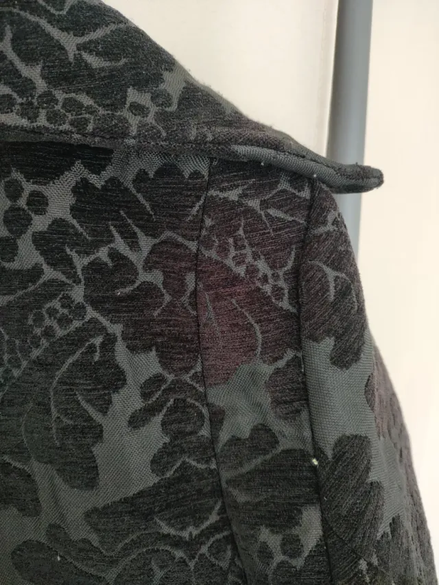 Cappotto nero lungo con decorazioni in rilievo