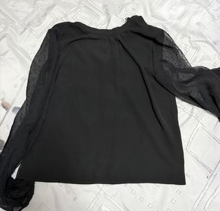 Blusa negra manga larga con puntos