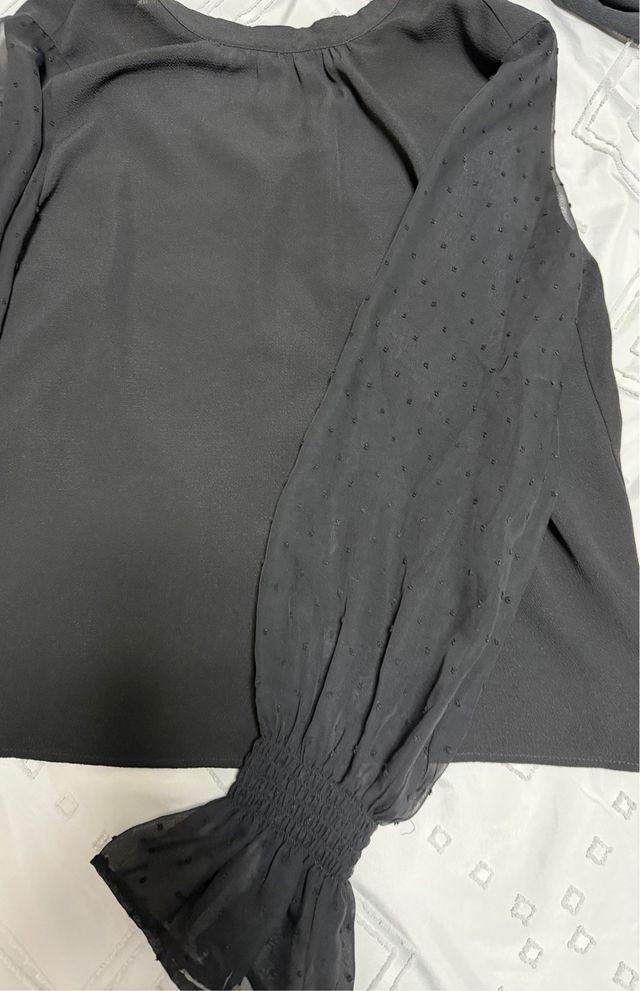 Blusa negra manga larga con puntos