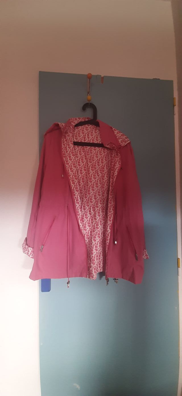 Chubasquero reversible con capucha