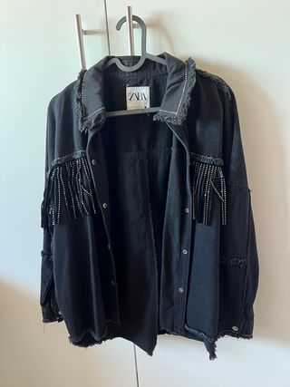 Chaqueta oversized Zara negra con flecos y brillos