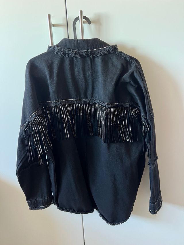 Chaqueta oversized Zara negra con flecos y brillos