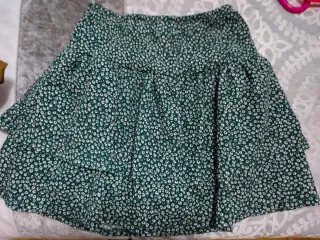 Falda verde con short con estampado floral blanco