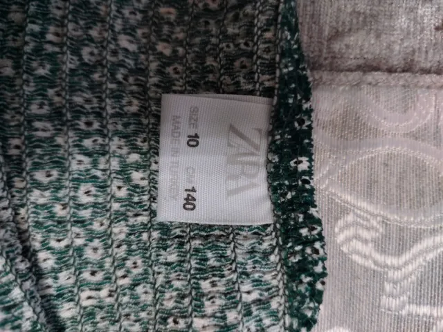 Falda verde con short con estampado floral blanco