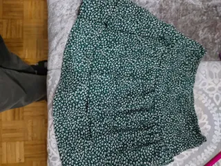 Falda verde con short con estampado floral blanco