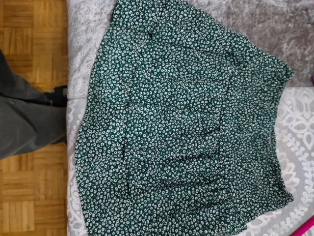 Falda verde con short con estampado floral blanco