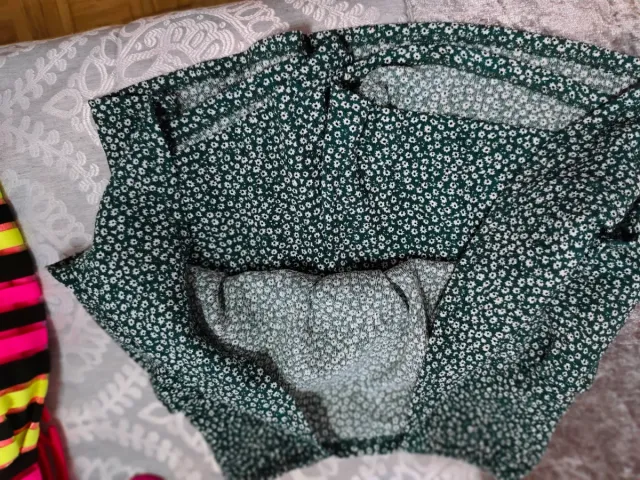 Falda verde con short con estampado floral blanco