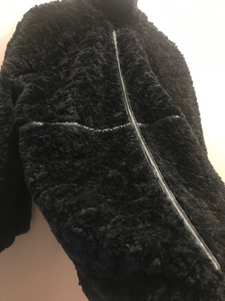 Abrigo negro de pelo estilo oversize