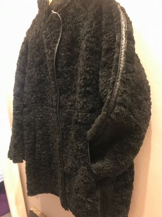 Abrigo negro de pelo estilo oversize