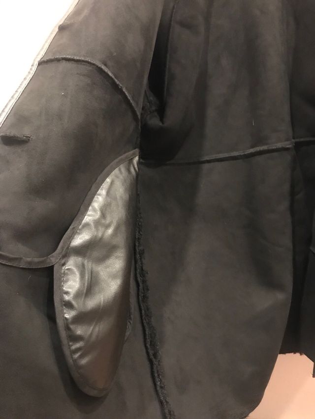 Abrigo negro de pelo estilo oversize