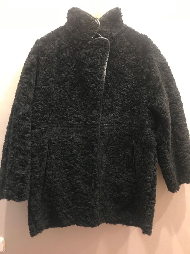 Abrigo negro de pelo estilo oversize