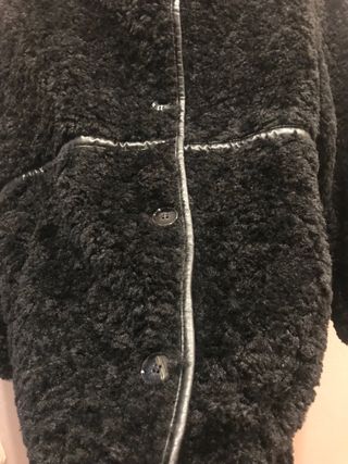 Abrigo negro de pelo estilo oversize