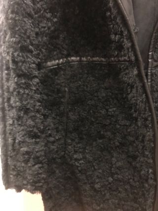 Abrigo negro de pelo estilo oversize