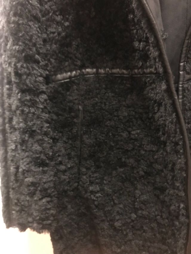 Abrigo negro de pelo estilo oversize