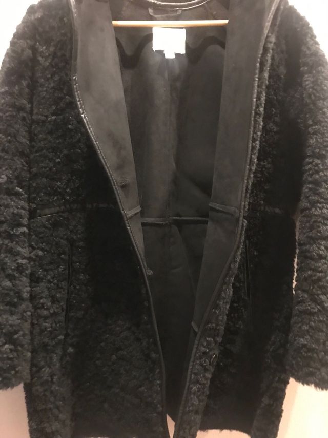 Abrigo negro de pelo estilo oversize