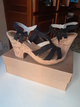 Sandalias de cuña negras y beige