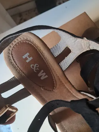 Sandalias de cuña negras y beige