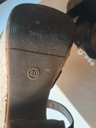 Sandalias de cuña negras y beige