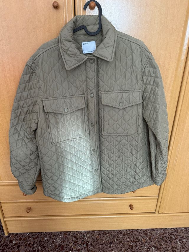 Chaqueta acolchada Bershka verde oliva