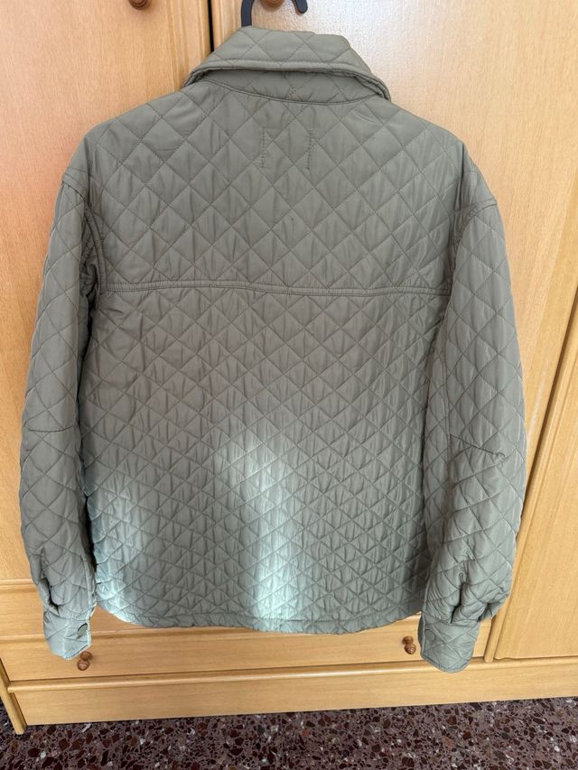 Chaqueta acolchada Bershka verde oliva