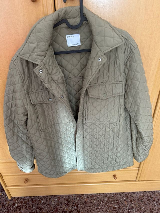 Chaqueta acolchada Bershka verde oliva