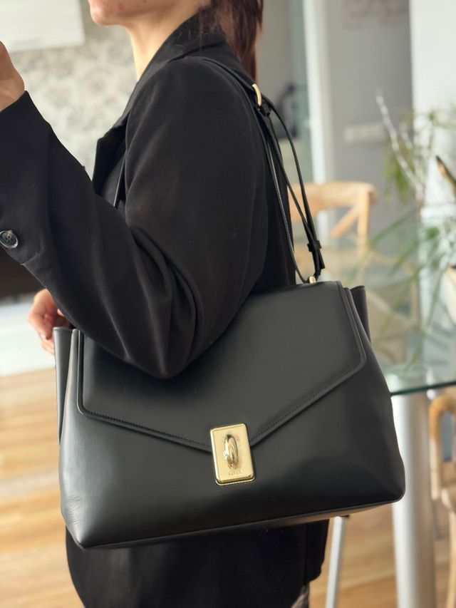 Bolso Furla Negro con Detalles Dorados
