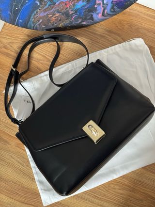 Bolso Furla Negro con Detalles Dorados