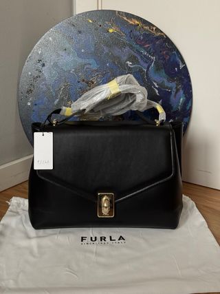 Bolso Furla Negro con Detalles Dorados