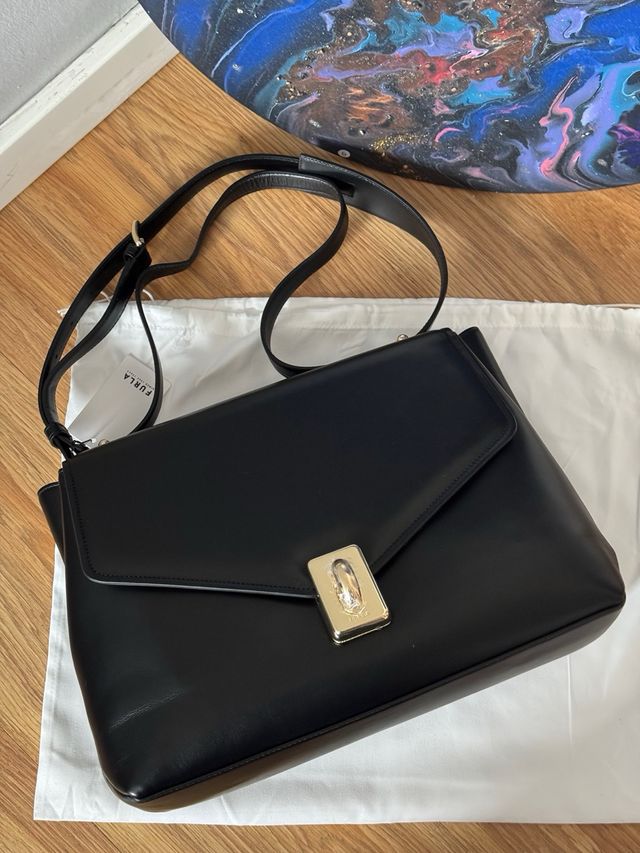 Bolso Furla Negro con Detalles Dorados