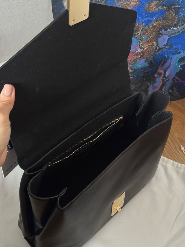 Bolso Furla Negro con Detalles Dorados