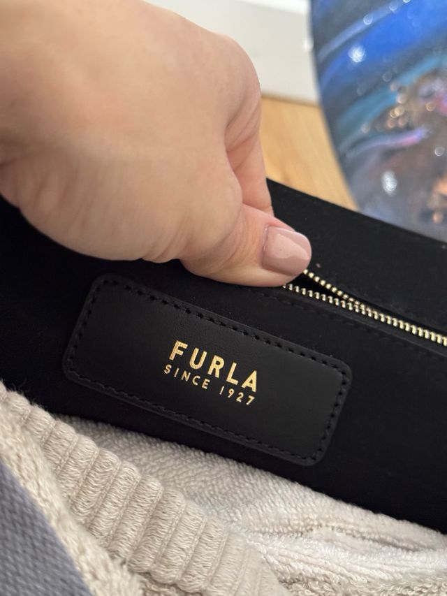 Bolso Furla Negro con Detalles Dorados