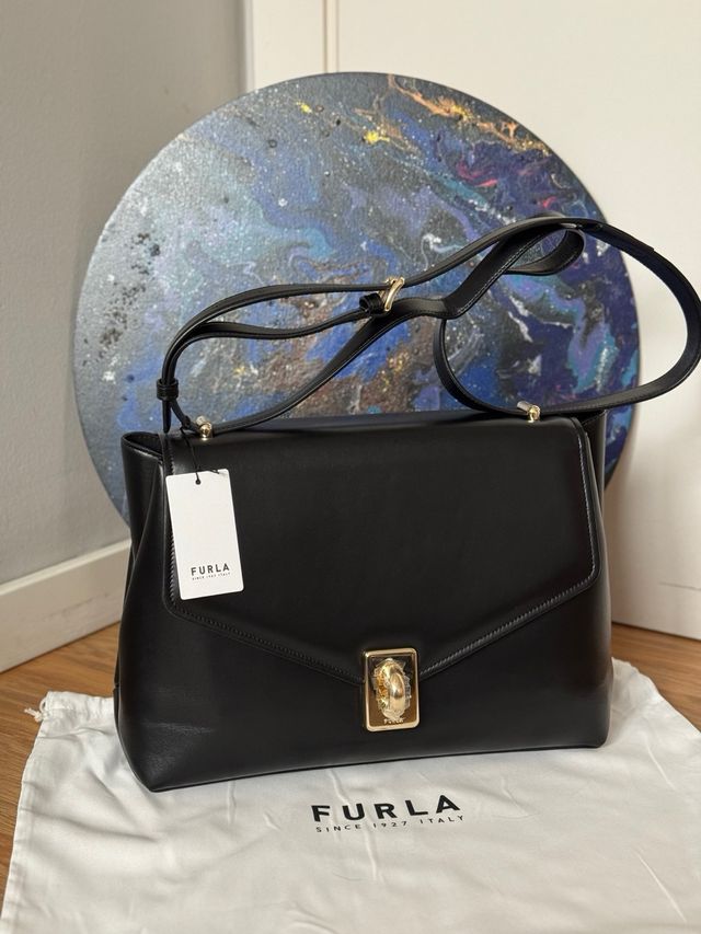 Bolso Furla Negro con Detalles Dorados
