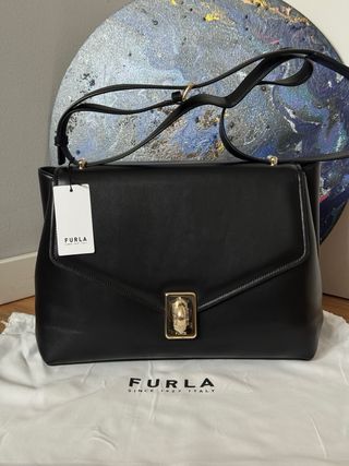 Bolso Furla Negro con Detalles Dorados