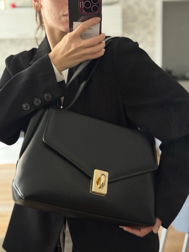 Bolso Furla Negro con Detalles Dorados