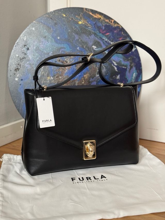 Bolso Furla Negro con Detalles Dorados