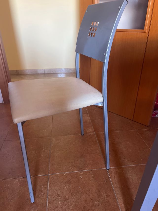 Mesa de cocina cristal y 2 sillas y 1 taburete