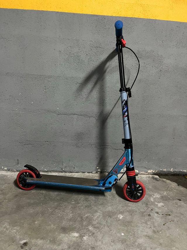 Patinete infantil azul y rojo