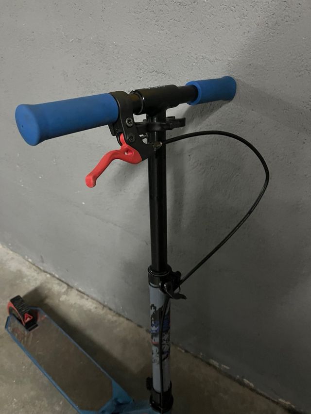 Patinete infantil azul y rojo