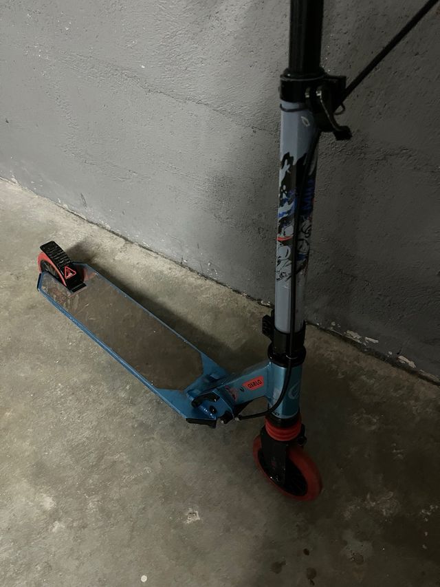 Patinete infantil azul y rojo