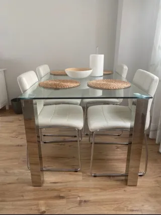 Mesa de comedor cristal y metal.