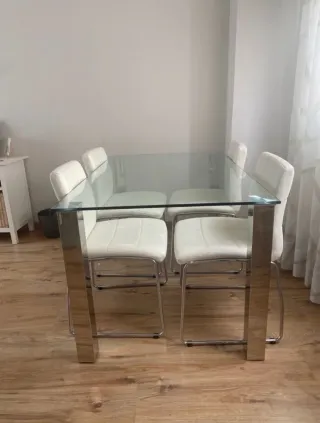 Mesa de comedor cristal y metal.