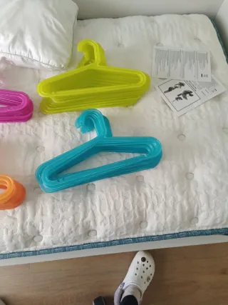 64 Perchas de Plástico